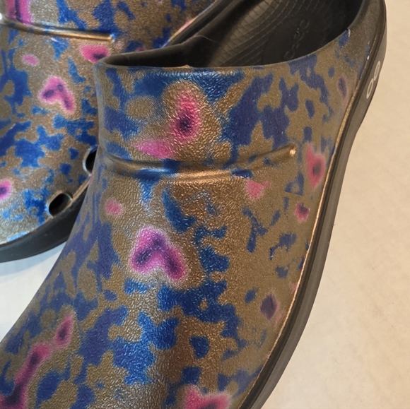 Oofos OOcloog Limited Edition Metallic Print Recovery Clogs.  Unisex - Picture 6 of 11